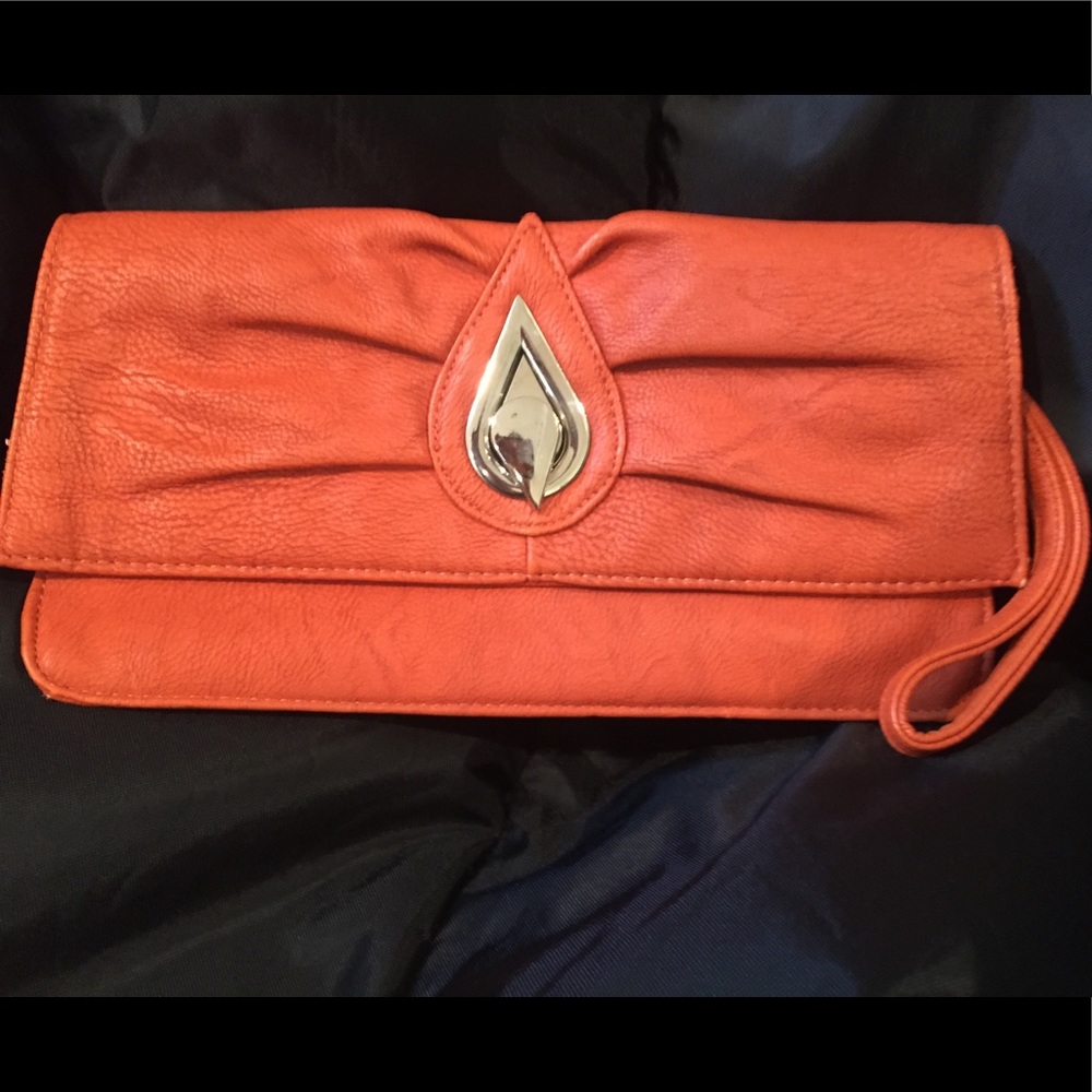 ❌SOLD❌ Adorable orange wristlet/clutch